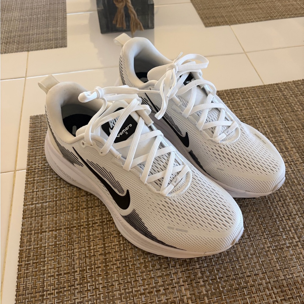 Nike Vomero 18 - White and Black Sneakers